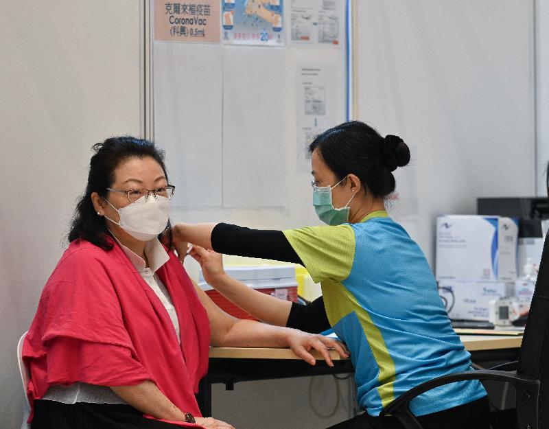 The Chief Executive, Mrs Carrie Lam, together with a number of Secretaries of Departments and Directors of Bureaux, received the second COVID-19 vaccination dose at the Conference Hall, Central Government Offices, Tamar, this morning (March 22). Photo shows the Secretary for Justice, Ms Teresa Cheng, SC (left), receiving the vaccine.
 
