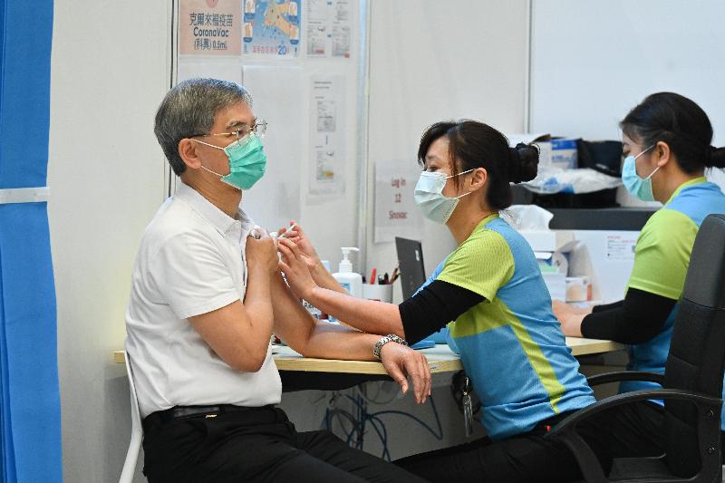 The Chief Executive, Mrs Carrie Lam, together with a number of Secretaries of Departments and Directors of Bureaux, received the second COVID-19 vaccination dose at the Conference Hall, Central Government Offices, Tamar, this morning (March 22). Photo shows the Secretary for Labour and Welfare, Dr Law Chi-kwong (first left), receiving the vaccine.
