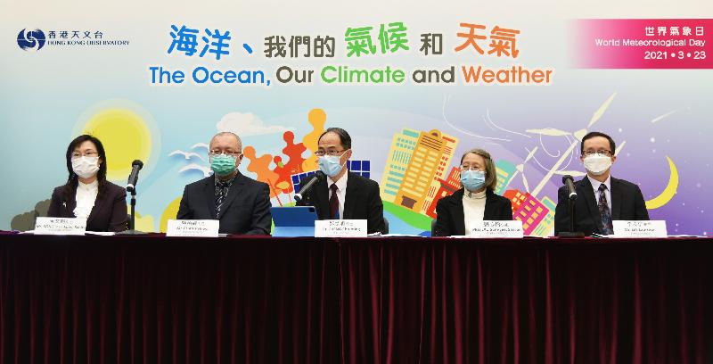 The Director of the Hong Kong Observatory (HKO), Dr Cheng Cho-ming (centre), hosted a press briefing today (March 23) with the Assistant Director of the HKO (Forecasting and Warning Services), Mr Chan Pak-wai (second left); the Assistant Director of the HKO (Aviation Weather Services), Miss Lau Sum-yee (second right); the Assistant Director of the HKO (Radiation Monitoring and Assessment), Mr Lee Lap-shun (first right); and the Acting Assistant Director of the HKO (Development, Research and Administration), Ms Song Man-kuen (first left), to report on the latest developments of the HKO.
