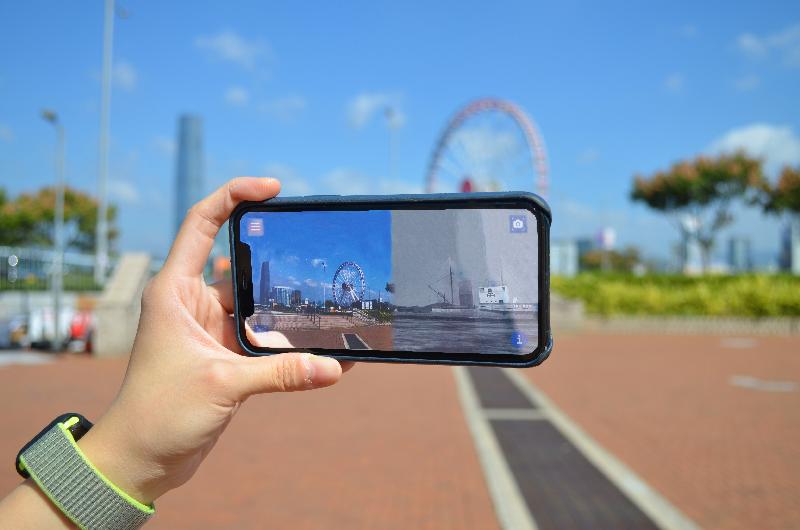 The Tourism Commission today (March 25) launched the City in Time tourism project. Locals and tourists can scan the augmented reality markers installed at designated locations using their smartphones with the "City in Time" mobile app downloaded to experience 360-degree historical panoramas featuring heritage photos or illustrations by young Hong Kong artists.