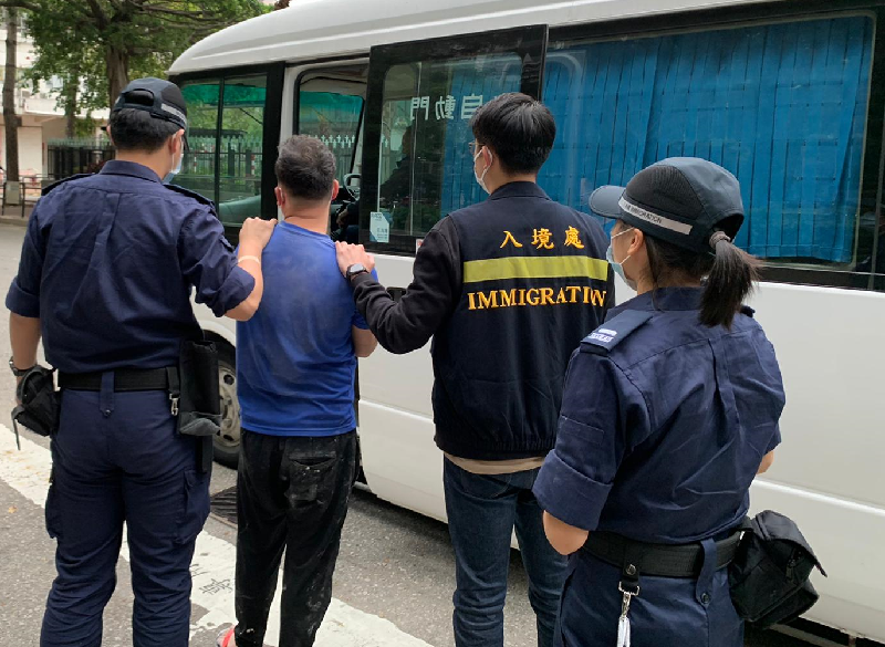 The Immigration Department (ImmD) mounted a series of territory-wide anti-illegal worker operations, including operation codenamed "Twilight" and joint operation with the Hong Kong Police Force codenamed "Champion", from March 22 to yesterday (March 25). Photo shows a suspected illegal worker arrested during the operations.