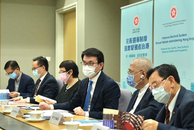 商務及經濟發展局局長邱騰華（右三）今日（三月三十一日）就完善香港選舉制度向香港中華出入口商會代表解說。