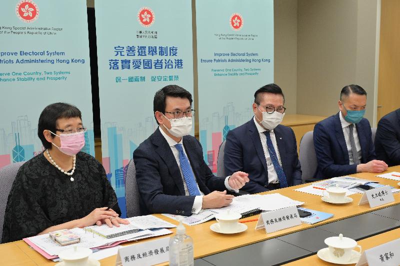 商務及經濟發展局局長邱騰華（左二）今日（三月三十一日）就完善香港選舉制度向香港中華廠商聯合會代表解說。