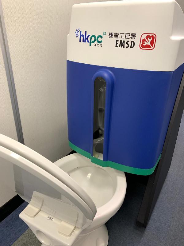 The Electrical and Mechanical Services Department achieved outstanding and encouraging results at the International Exhibition of Inventions of Geneva, winning four Gold Medals and four Silver Medals. Photo shows the Internet of things-enabled Smart Toilet Bowl Cleaning System.