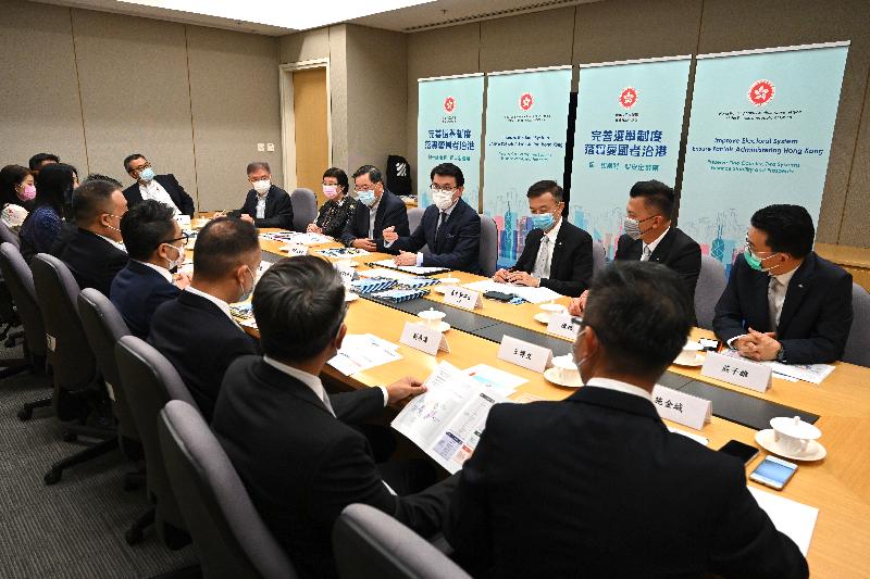 The Secretary for Commerce and Economic Development, Mr Edward Yau, today (April 1) briefed representatives of the Federation of Hong Kong Industries (FHKI) on the improvements to the electoral system of Hong Kong. Photo shows Mr Yau (fourth right) at the meeting with representatives of the FHKI.
