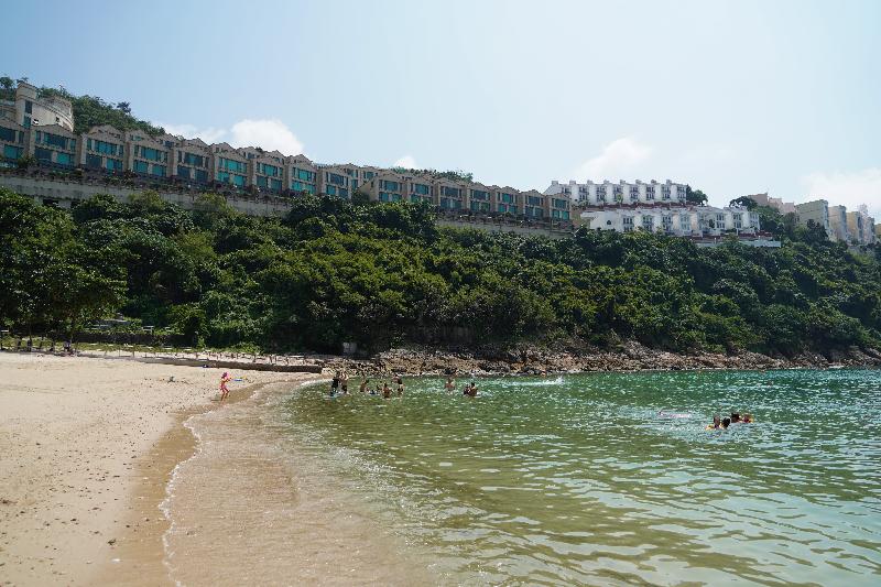 The 2020 report on beach water quality shows that all Hong Kong's gazetted beaches have fully met the bacteriological Water Quality Objective for 11 consecutive years. Photo shows Turtle Cove Beach in Southern District, the water quality of which has been ranked as "Good" for 23 consecutive years. 