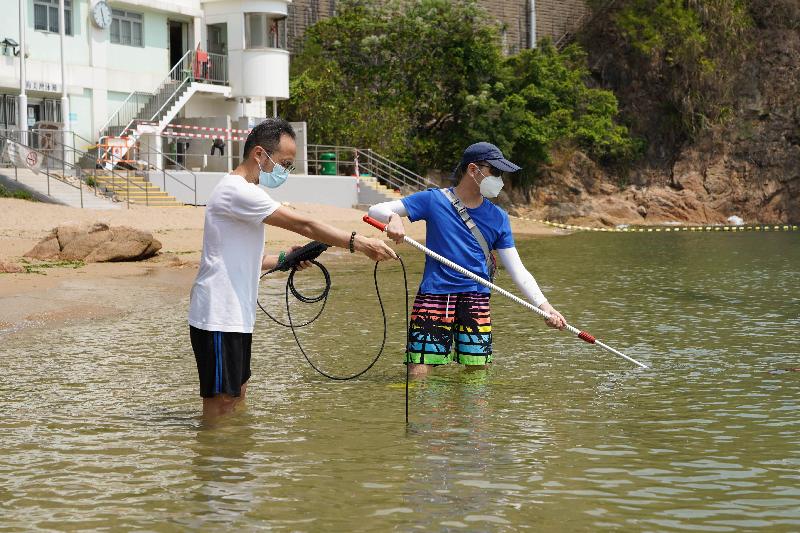 The 2020 report on beach water quality shows that all Hong Kong's gazetted beaches have fully met the bacteriological Water Quality Objective for 11 consecutive years. Photo shows Environmental Protection Department staff conducting on-site water sampling and field data recording.