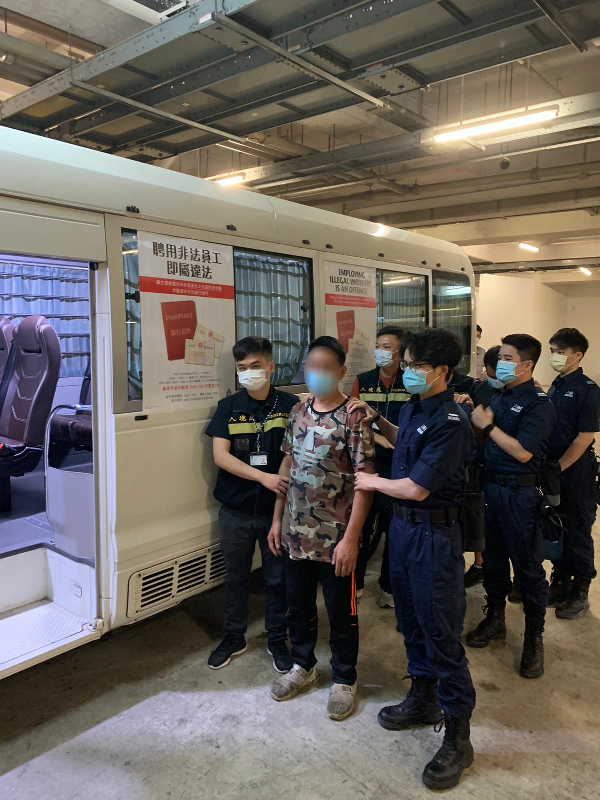 The Immigration Department mounted territory-wide anti-illegal worker operations codenamed "Twilight" from March 29 to yesterday (March 31). Photo shows suspected illegal workers arrested during the operations.