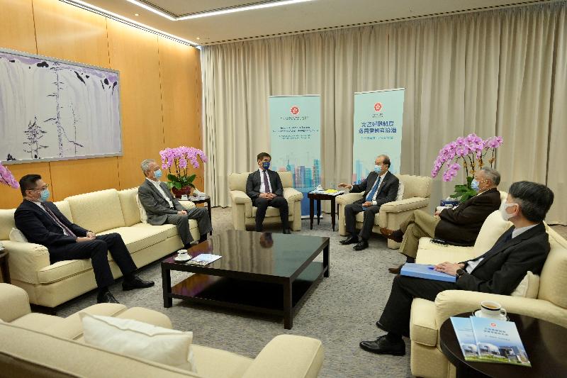 The Chief Secretary for Administration, Mr Matthew Cheung Kin-chung, today (April 1) hosted three briefing sessions to explain the improvements to the Hong Kong Special Administrative Region's electoral system. Photo shows Mr Cheung (third right) at the meeting with the Director of Administration, Mr Daniel Cheng (first right), and Legislative Council Members Mr Shiu Ka-fai (first left), Mr Frankie Yick (second left), Mr Chung Kwok-pan (third left) and Mr Tommy Cheung (second right).