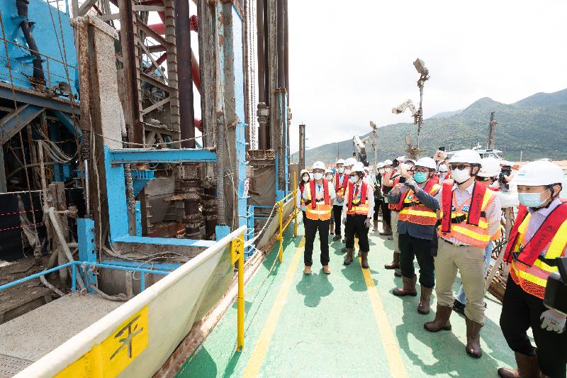 The Legislative Council Panel on Development visited the Tung Chung East reclamation site today (April 1). Photo shows Members of the Legislative Council observing the operation of the Deep Cement Mixing method on a barge.