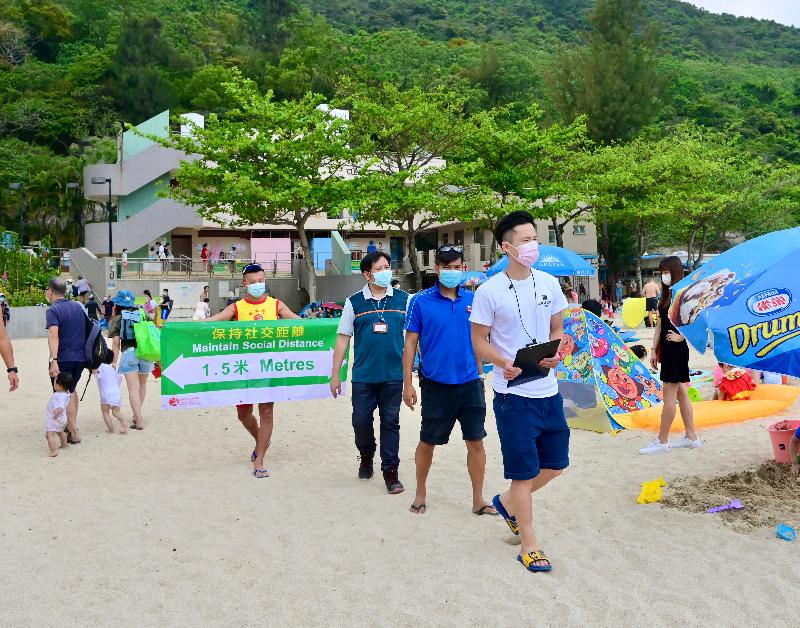 The Leisure and Cultural Services Department (LCSD) stepped up patrols at venues under its management during the Easter holiday to ensure users were complying with regulations on the limit of the number of people in group gatherings and the mask-wearing requirement. Photo shows LCSD staff conducting an inspection at Clear Water Bay Second Beach on April 2.