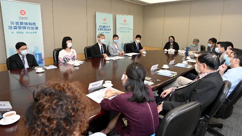 The Secretary for Labour and Welfare, Dr Law Chi-kwong, met with representatives of the labour sector and the employers respectively today (April 7) to explain improvements to the electoral system of the Hong Kong Special Administrative Region (HKSAR) brought by the approval by the Standing Committee of the National People's Congress of the amended Annex I to the Basic Law on Method for the Selection of the Chief Executive of the HKSAR and Annex II to the Basic Law on Method for the Formation of the Legislative Council of the HKSAR and its Voting Procedures. Photo shows (from left) the Commissioner for Labour, Mr Chris Sun; the Permanent Secretary for Labour and Welfare, Ms Chang King-yiu; Dr Law; and the Under Secretary for Labour and Welfare, Mr Ho Kai-ming, meeting with employee representatives of the Labour Advisory Board and Members of the Legislative Council of the labour functional constituency this morning.