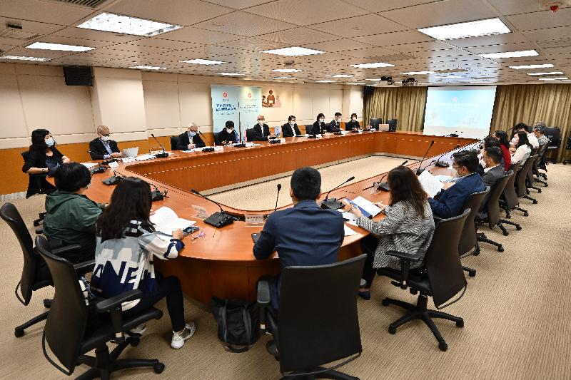 环境局局长黄锦星今日（四月七日）出席四场解说会，就完善香港特别行政区选举制度向地区组织代表进行解说，让更多地区人士了解并支持有关工作。



