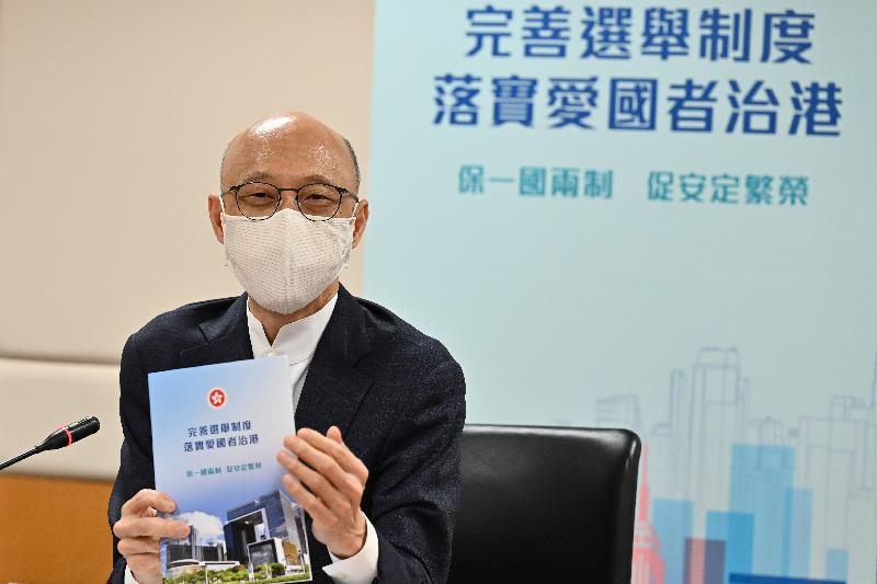 The Secretary for the Environment, Mr Wong Kam-sing, met with representatives of community organisations at four briefing sessions today (April 7) to explain the improvements to the Hong Kong Special Administrative Region's electoral system, with a view to enabling the local representatives to have a better understanding of the matter and thereby render their support.