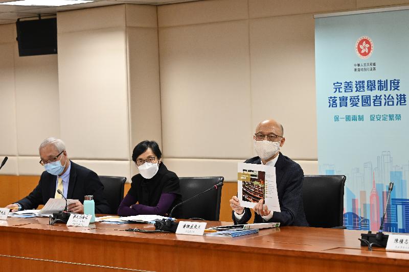 The Secretary for the Environment, Mr Wong Kam-sing, met with representatives of community organisations at four briefing sessions today (April 7) to explain the improvements to the Hong Kong Special Administrative Region (HKSAR)'s electoral system, with a view to enabling the local representatives to have a better understanding of the matter and thereby render their support. Picture shows (from right) the Secretary for the Environment, Mr Wong Kam-sing; the Permanent Secretary for the Environment/Director of Environmental Protection, Ms Maisie Cheng; and the Under Secretary for the Environment, Mr Tse Chin-wan, elaborated on the background and objectives of the improvements to the HKSAR's electoral system at a briefing session.