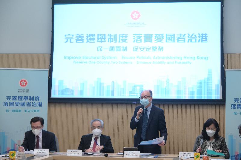 The Secretary for Development, Mr Michael Wong, and the Secretary for Transport and Housing, Mr Frank Chan Fan, hosted a total of six briefing sessions today (April 7) to brief the construction and transport sectors as well as members of related professional institutions on the background, objectives and details of the improvements to the electoral system. Picture shows Mr Chan (second right) briefing representatives of the transport sector.