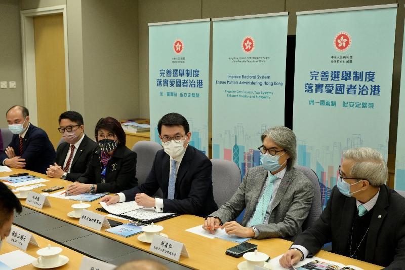 商務及經濟發展局局長邱騰華（右三）今日（四月七日）就完善香港選舉制度的內容向中小企界別代表解說。