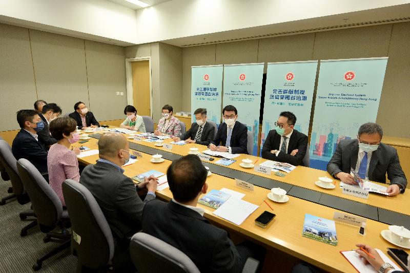 商務及經濟發展局局長邱騰華今日（四月七日）就完善香港選舉制度的內容主持了三場解說會。圖示邱騰華（右三）與旅遊界別代表會面情況。
