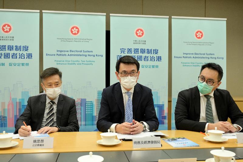 商務及經濟發展局局長邱騰華（中）今日（四月七日）就完善香港選舉制度的內容向旅遊界別代表解說。旁為立法會議員姚思榮（左）和香港旅遊業議會主席黃進達（右）。