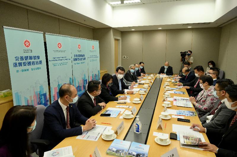 The Secretary for Commerce and Economic Development, Mr Edward Yau, today (April 7) hosted three briefing sessions on the improvements to the electoral system of Hong Kong. Photo shows Mr Yau (fifth left) at the meeting with representatives of small and medium enterprises.
