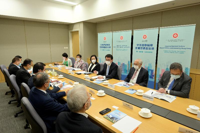 The Secretary for Commerce and Economic Development, Mr Edward Yau (third right), today (April 7) briefed representatives of the Federation of Hong Kong Hotel Owners on the improvements to the electoral system of Hong Kong.
