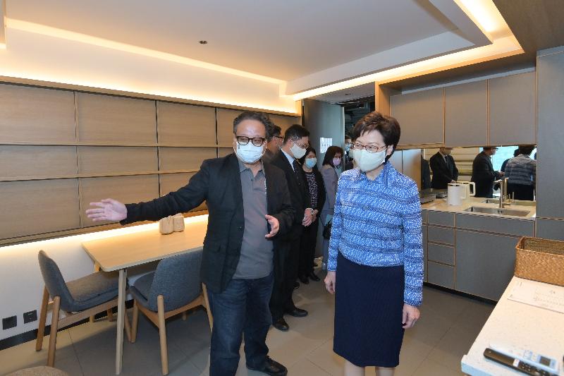 行政長官林鄭月娥（右）今日（四月七日）出席科學園創新斗室開幕禮，並參觀創新斗室房間。旁為香港科技園公司首席項目總監黃煜新（左）。

