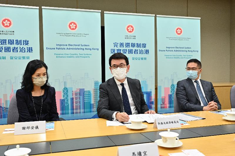 The Secretary for Commerce and Economic Development, Mr Edward Yau (centre), today (April 8) briefed representatives of the wholesale and retail sector on the improvements to the electoral system of Hong Kong. Looking on are the Chairman of the Hong Kong Retail Management Association, Mrs Annie Tse (left), and the Legislative Council Member, Mr Shiu Ka-fai (right).
