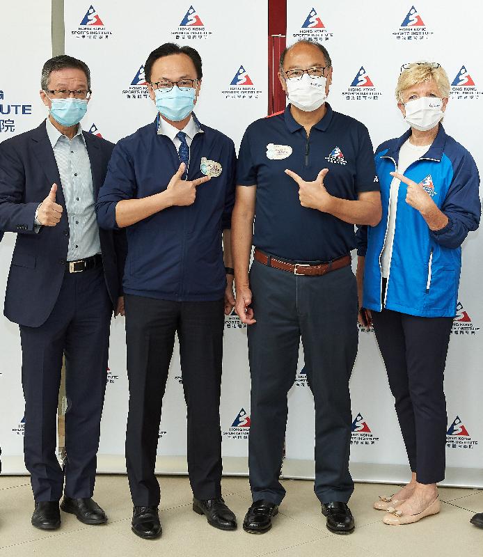 The Secretary for the Civil Service, Mr Patrick Nip, visited the Hong Kong Sports Institute (HKSI) today (April 8). Photo shows (from left) the Chief Executive Officer of the CUHK Medical Centre, Dr Fung Hong; Mr Nip; the Chairman of the HKSI, Dr Lam Tai-fai; and the Chief Executive of the HKSI, Dr Trisha Leahy, showing their support for the COVID-19 Vaccination Programme. 