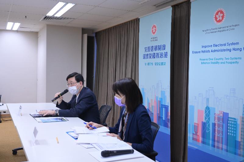 The Secretary for Security, Mr John Lee (left), today (April 8) briefed the representatives of District Fight Crime Committees, District Fire Safety Committees and Area Committees of Yuen Long District, Yau Tsim Mong District and Wong Tai Sin District on the background and objectives of improving Hong Kong Special Administrative Region's electoral system. The Permanent Secretary for Security, Ms Carol Yip, also attended.