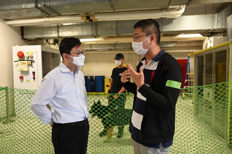 The Commissioner for Labour, Mr Chris Sun, visited the Occupational Safety and Health Academy of the Occupational Safety and Health Council today (April 8). Photo shows Mr Sun (first left) chatting with a course participant while attending the demonstration of avoiding dog bites at work.