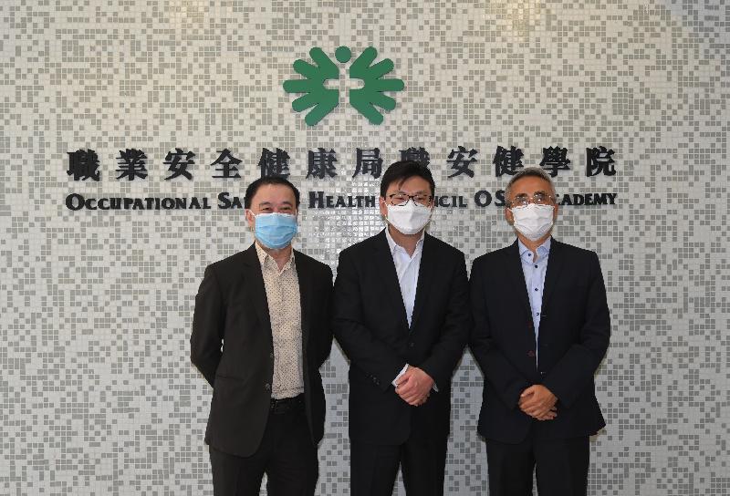The Commissioner for Labour, Mr Chris Sun, visited the Occupational Safety and Health Academy of the Occupational Safety and Health Council (OSHC) today (April 8). Photo shows Mr Sun (centre) pictured with the OSHC's Chairman, Dr Alan Chan (first right), and Vice-Chairman, Mr Chan Wing-on (first left). 