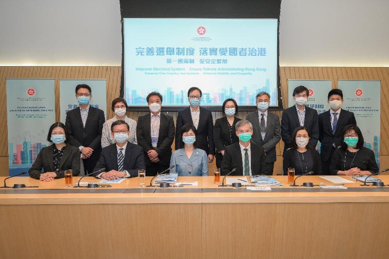 The Secretary for Labour and Welfare, Dr Law Chi-kwong, met with representatives of the social welfare sector today (April 9) to explain improvements to the electoral system of the Hong Kong Special Administrative Region (HKSAR) brought by the approval by the Standing Committee of the National People's Congress of the amended Annex I to the Basic Law on Method for the Selection of the Chief Executive of the HKSAR and Annex II to the Basic Law on Method for the Formation of the Legislative Council of the HKSAR and its Voting Procedures. Photo shows (front row, from second left) the Director of Social Welfare, Mr Gordon Leung; the Permanent Secretary for Labour and Welfare, Ms Chang King-yiu; and Dr Law with representatives of welfare-related advisory bodies as well as social welfare organisations and personnel attending the meeting.