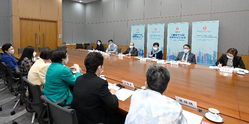 The Chief Secretary for Administration, Mr Matthew Cheung Kin-chung, today (April 9) met with Hong Kong members of national organisations at a briefing session to continue to explain the improvements to the Hong Kong Special Administrative Region's electoral system. The Chief Executive, Mrs Carrie Lam, also attended and addressed the questions raised by participants. Photo shows Mr Cheung (fourth right) and Mrs Lam (third right), accompanied by the Director of the Chief Executive's Office, Mr Chan Kwok-ki (second right), and the Under Secretary for Labour and Welfare, Mr Ho Kai-ming (fifth right), at a meeting with Hong Kong members of national organisations.