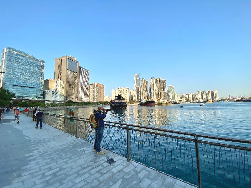 The Development Bureau announced today (April 13) that the Enhancement of the Tsuen Wan Waterfront (Phase I) project has been completed. With the theme of "The Retreat", a 700-metre pedestrian walkway adjacent to Hoi On Road has been revitalised to become a leisure harbourfront space.