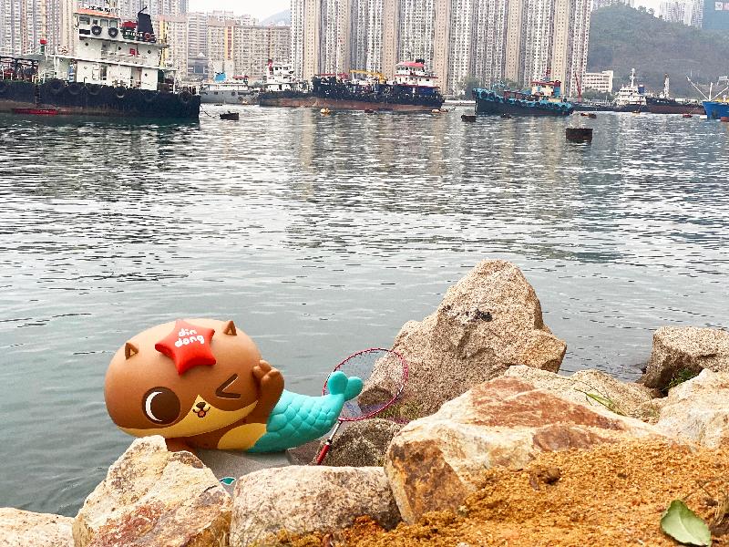 The Development Bureau announced today (April 13) that the Enhancement of the Tsuen Wan Waterfront (Phase I) project has been completed. To enhance visitors' experiences, local creative group Postgal Workshop has built a pop-up "Din Dong Happy Village by the Harbour" there. Photo shows a cartoon installation near the water body.