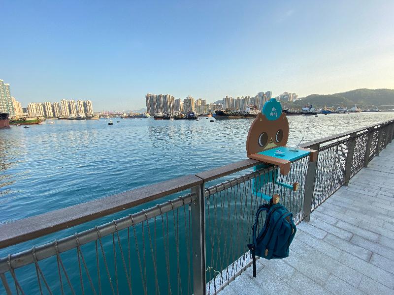 The Development Bureau announced today (April 13) that the Enhancement of the Tsuen Wan Waterfront (Phase I) project has been completed. To enhance visitors' experiences, local creative group Postgal Workshop has built a pop-up "Din Dong Happy Village by the Harbour" there. Photo shows one of the railing tables, which allow visitors to put aside their belongings and cups to enjoy the harbour view in even more relaxing ways, along the harbourfront balustrades.