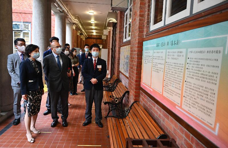 The Education Bureau together with schools in Hong Kong organised a variety of student activities today (April 15) in support of the National Security Education Day to promote national security education. During her visit to King's College, the Under Secretary for Education, Dr Choi Yuk-lin (second left), accompanied by the school Principal, Mr Tang Kai-chak (third left), viewed the school's bulletin boards about the Constitution and the Basic Law.
