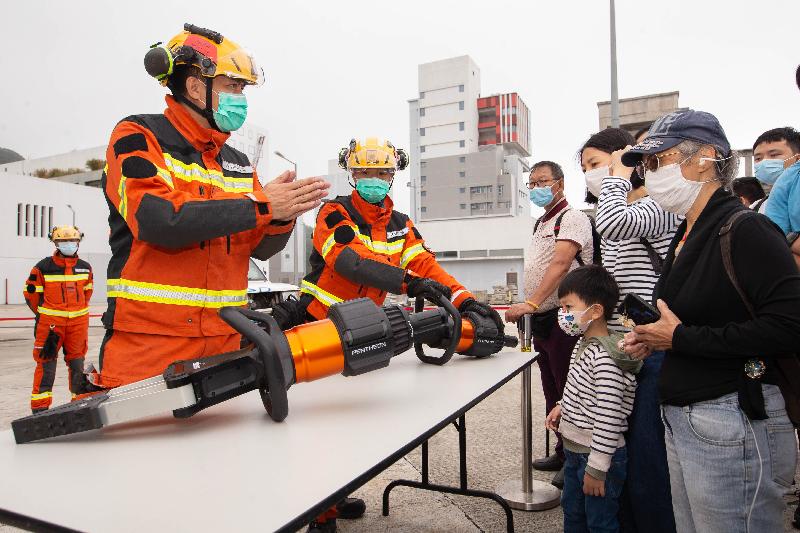 消防處今日（四月十五日）在消防及救護學院舉行開放日。圖示坍塌搜救專隊人員介紹處理嚴重事故所使用的救援工具，讓市民對相關的拯救工作有進一步認識。