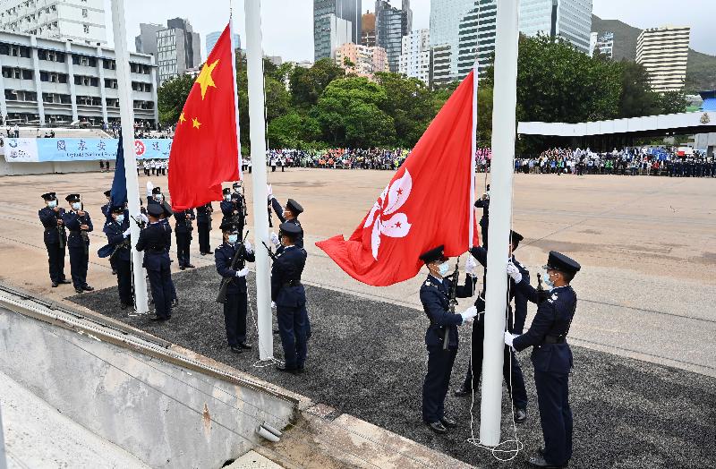 The Police Force held an open day in support of the National Security Education Day at Hong Kong Police College today (April 15). Photo shows the hoisting of the National Flag.