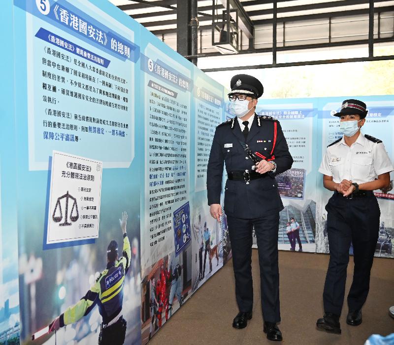 The Police Force held an open day in support of the National Security Education Day at Hong Kong Police College today (April 15). Photo shows the Commissioner of Police, Mr Tang Ping-keung, touring an exhibition on national security education.
