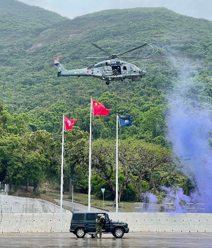 The Government Flying Service (GFS) today (April 15) joined the open day at the Hong Kong Police College in support of the National Security Education Day. Photo shows the GFS partnering with the Special Duties Unit for a counter-terrorism exercise.