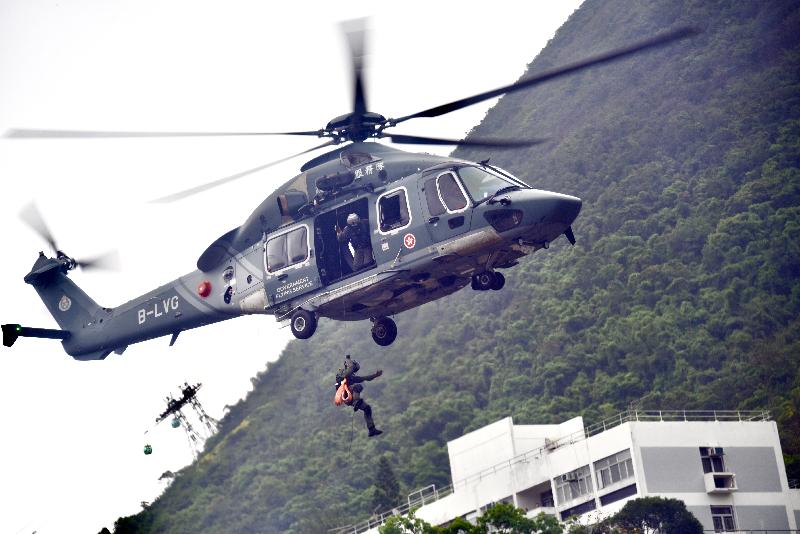 政府飛行服務隊今日（四月十五日）參與在香港警察學院舉辦的「全民國家安全教育日」開放日活動。圖示飛行服務隊演示救援吊運。