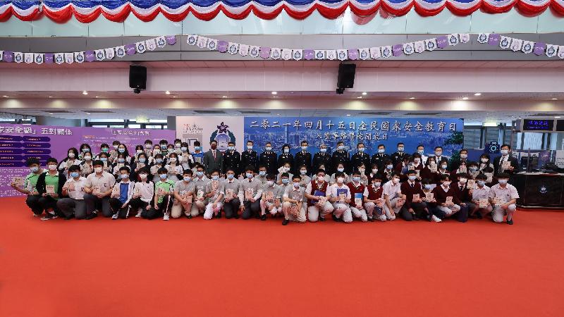 The Director of Immigration, Mr Au Ka-wang (back row, 10th right), accompanied by directorate officers, joins the Immigration Department Institute of Training and Development Open Day for National Security Education Day today (April 15) and is photographed with secondary school students.