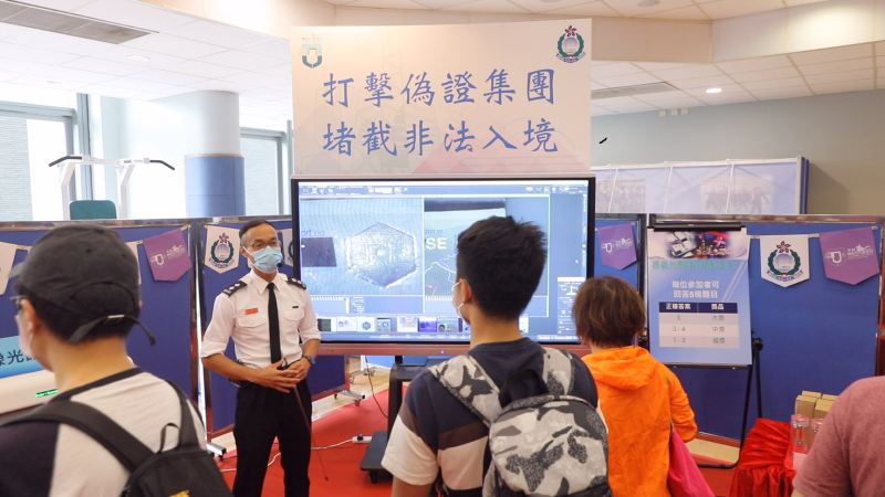 The Immigration Department Institute of Training and Development introduces the professional work of the Immigration Department in detecting forged travel documents during an open day for National Security Education Day today (April 15). 