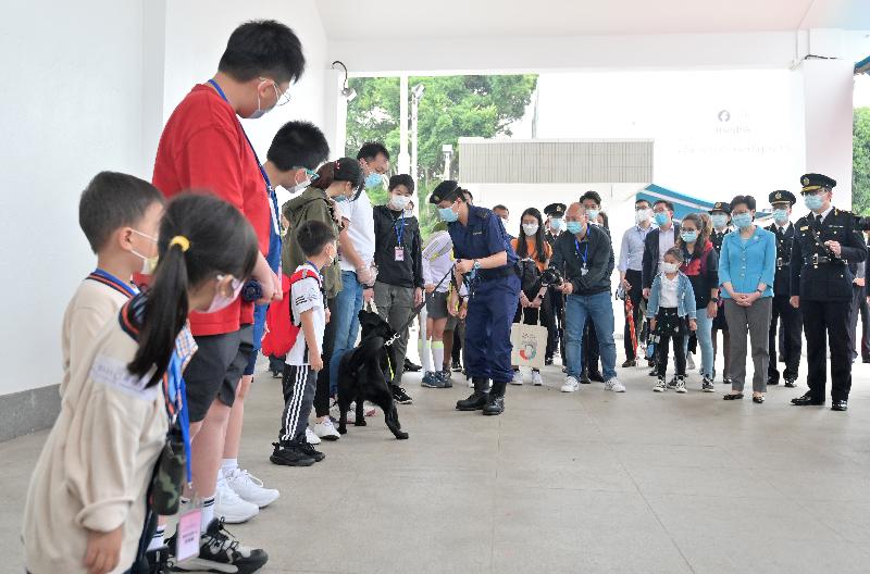 The Chief Executive, Mrs Carrie Lam, today (April 15) visited the Hong Kong Customs College in Tuen Mun, joining members of the public to participate in the open day activities at the training schools of the disciplinary forces organised in support of National Security Education Day. Photo shows Mrs Lam (front row, second right) watching a demonstration by Customs detector dogs with members of the public.