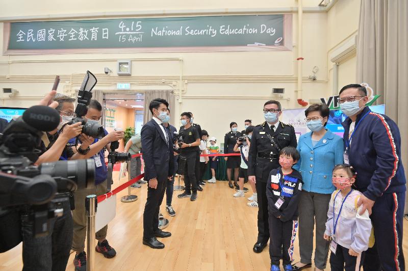 The Chief Executive, Mrs Carrie Lam, today (April 15) visited the Hong Kong Customs College in Tuen Mun, joining members of the public to participate in the open day activities at the training schools of the disciplinary forces organised in support of National Security Education Day. Photo shows Mrs Lam (third right) and the Commissioner of Customs and Excise, Mr Hermes Tang (fifth right), being photographed with members of the public.