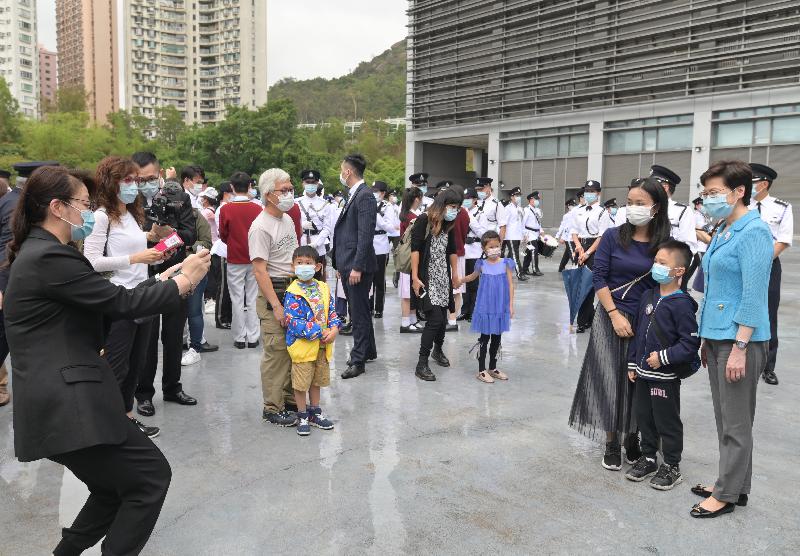 The Chief Executive, Mrs Carrie Lam, today (April 15) visited the Immigration Service Institute of Training and Development in Tuen Mun, joining members of the public to participate in the open day activities at the training schools of the disciplinary forces organised in support of National Security Education Day. Photo shows Mrs Lam (first right) being photographed with members of the public participating in the open day.