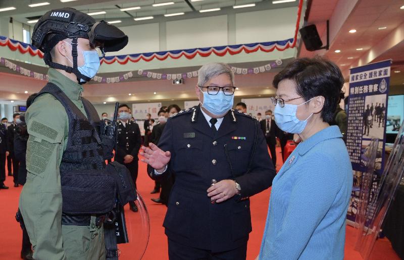 The Chief Executive, Mrs Carrie Lam, today (April 15) visited the Immigration Service Institute of Training and Development in Tuen Mun, joining members of the public to participate in the open day activities at the training schools of the disciplinary forces organised in support of National Security Education Day. Photo shows Mrs Lam (right) being briefed by the Director of Immigration, Mr Au Ka-wang (centre), on the equipment of immigration officers.

