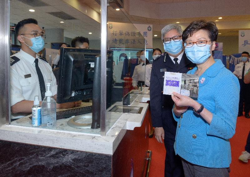 The Chief Executive, Mrs Carrie Lam, today (April 15) visited the Immigration Service Institute of Training and Development in Tuen Mun, joining members of the public to participate in the open day activities at the training schools of the disciplinary forces organised in support of National Security Education Day. Photo shows Mrs Lam (first right) displaying a souvenir chop of the open day. Looking on is the Director of Immigration, Mr Au Ka-wang (second right).
