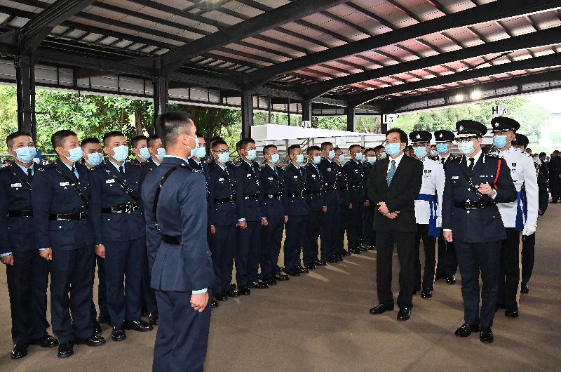 The Chairman of the Standing Committee on Disciplined Services Salaries and Conditions of Service, Dr Chui Hong-sheung (second right), accompanied by the Commissioner of Police, Mr Tang Ping-keung (first right), meets graduates after a passing-out parade at the Hong Kong Police College today (April 17).